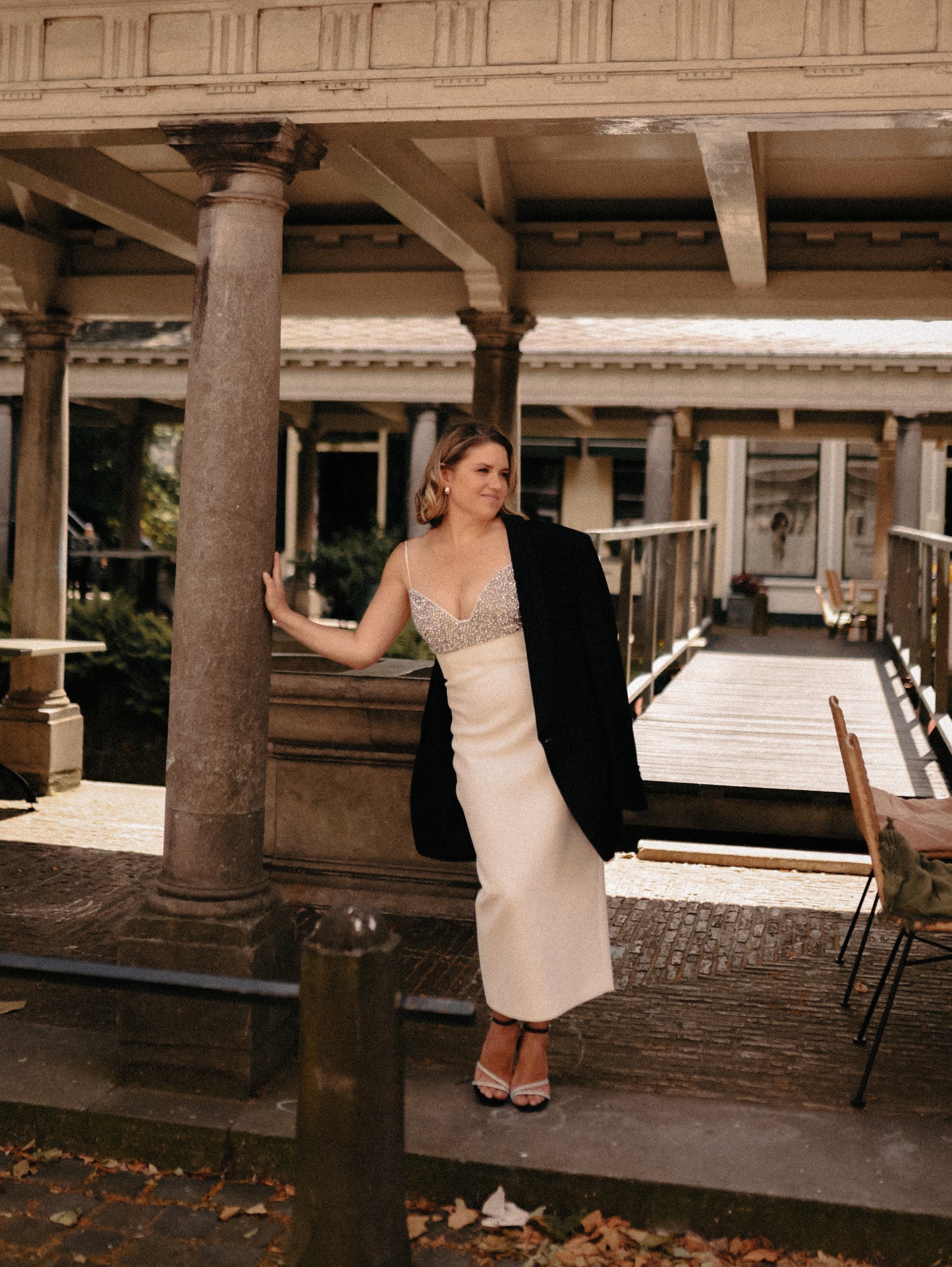 Avondjurk van crêpe met kristallen versiering