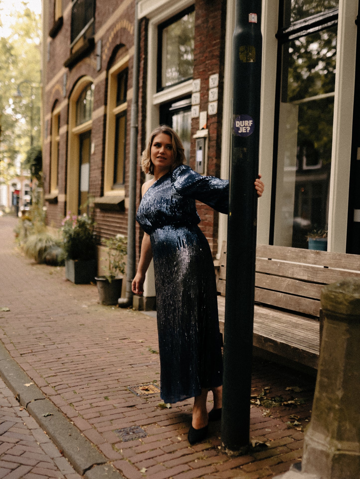 Eenmouwige midi-jurk van chiffon met pailletten en dégradé