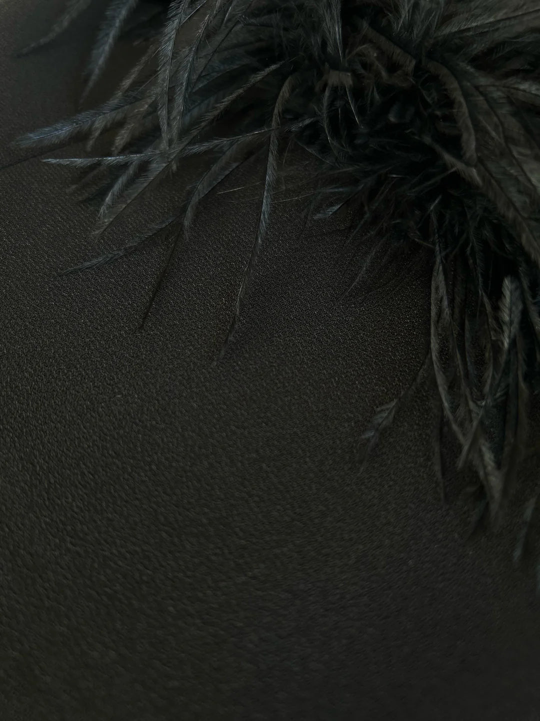 Off-the-shoulder jurk met veren